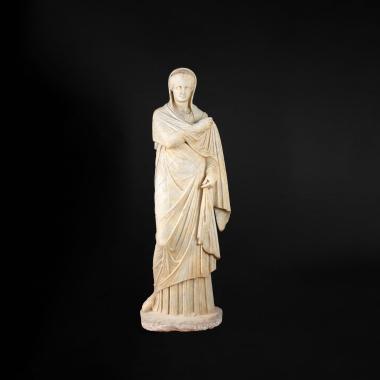 Γυναικείο άγαλμα ρωμαϊκών χρόνων.