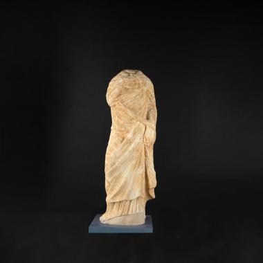 Ακεφαλο άγαλμα όρθιας γυναικείας μορφής στον τύπο της ''Ηρακλειώτισσας''