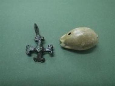 Χάλκινος σταυρός προσαρμοσμένος μέσα σε όστρεο