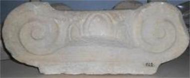 Ιωνικό κιονόκρανο με σύμφυτο επίθημα.