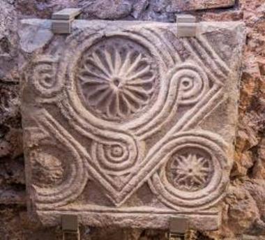 Μαρμάρινο θωράκιο με ανάγλυφο διάκοσμο
