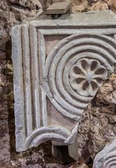 Τμήμα μαρμάρινου θωρακίου με ανάγλυφο διάκοσμο.
