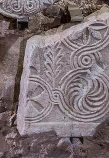 Τμήμα μαρμάρινου θωρακίου με αναγλυφο διάκοσμο.