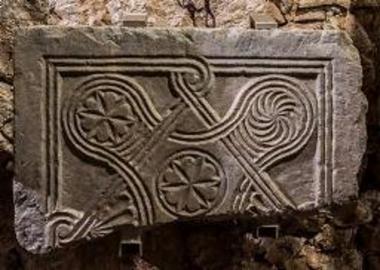 Τμήμα μαρμάρινου θωρακίου με ανάγλυφο διάκοσμο.
