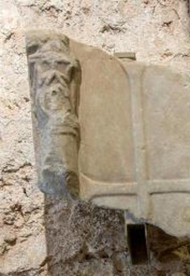 Τμήμα μαρμάρινου θωρακίου με ανάγλυφο διάκοσμο.