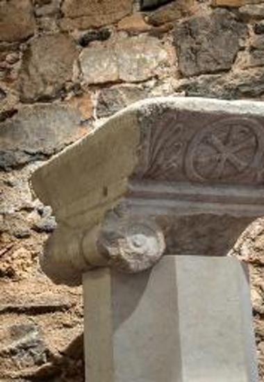 Ιωνικό κιονόκρανο με σύμφυτο επίθημα
