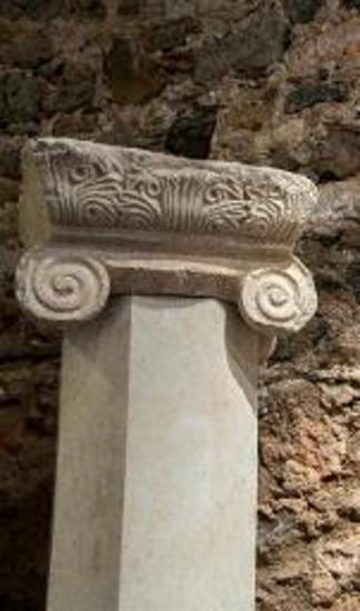 Ιωνικό κιονόκρανο με σύμφυτο επίθημα