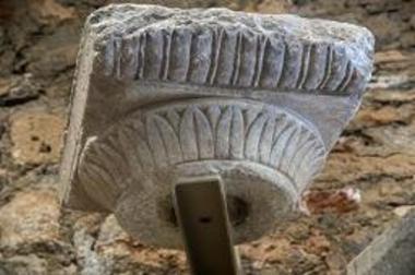 Κολουροκωνικό κιονόκρανο με σύμφυτο επίθημα