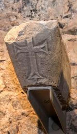 Μαρμάρινο επίθημα αμφικιονίσκου