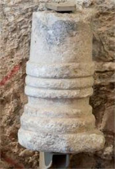 Μαρμάρινη βάση και  τμήμα σώματος κιονίσκου