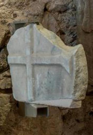 Τμήμα αμφίγλυπτης μαρμάρινης κυκλικής πλάκας, πιθανόν από θωράκιο