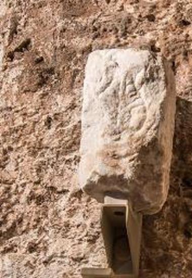 Συμφυές κιονόκρανο και άνω τμήμα οκταγωνικού κιονίσκου