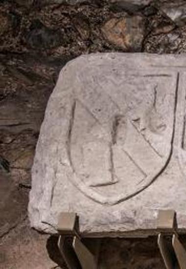 Τμήμα πλάκας με ανάγλυφα οικόσημα