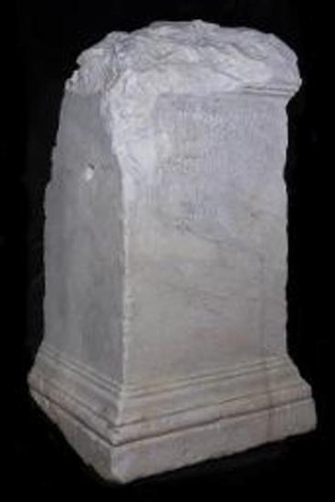 Ενεπίγραφο βάθρο