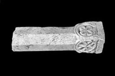 Οκταγωνικός κιονίσκος με σύμφυτο κιονόκρανο