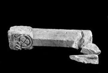 Οκταγωνικός κιονίσκος με σύμφυτο κιονόκρανο