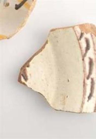 Όστρακο πήλινου, εφυαλωμένου, ανοικτού αγγείου