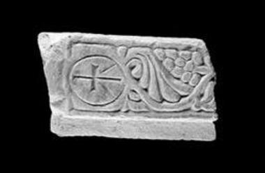 Τμήμα πεσσίσκου τέμπλου με συμφυή πολυγωνικό κιονίσκο και παραστάτη θύρας