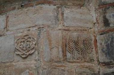 Δόμος με ανάγλυφο ρόδακα