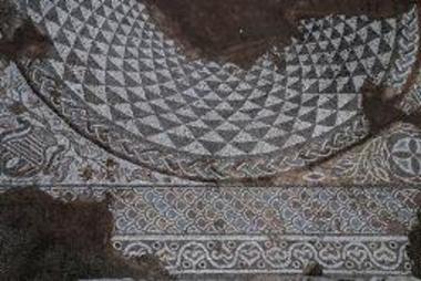 Ψηφδωτό δάπεδο βασιλικής Αντίκυρας (λεπτομέρεια)