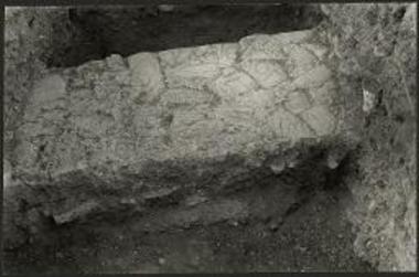 Θεμέλιον τοίχου εντός της δοκιμαστικής τομής Α (από Ν).