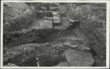 Άβδηρα. Θεμέλιον κυκλικής οικοδομής εντός της τομής ανατολικώς της δυτικής πύλης.