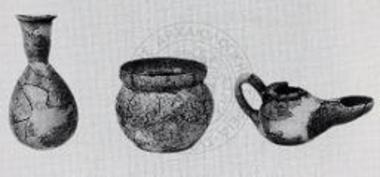 Κτερίσματα από τους τάφους του ταφικού μνημείου Κ6. Μυροδοχείο, κύπελλο, λύχνος.