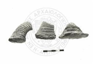 Όστρακα οριζόντιων λαβών με ακτινωτές εγχαράξεις στην άνω επιφάνεια: ΚΑ 5918, Γ 107, ΜΠ.2/47.