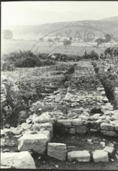 Βόρειος τοίχος μήκους 50 μ.