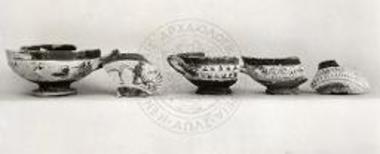 Tomb Γ/8. Two attic stemless cups (no. 10181, without inv. no.). Three boeotian stemless cups.