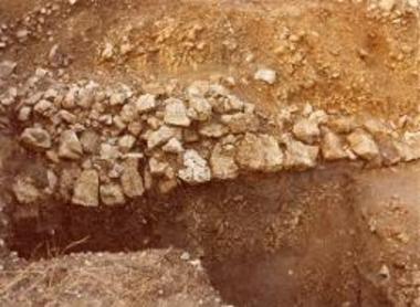 Η αρχική ανατολική γωνία του ανδήρου του μυκηναϊκού βωμού, όπως διατηρήθηκε.