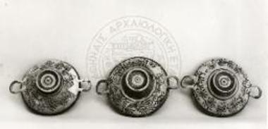 Ανθεμωτές κύλικες του Τ/16 (αρ. 10059, 10085, 10065).