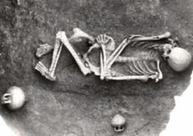 Περατή. Το νεκροταφείον. Τάφος 111β, ύπτιος οκλάζων.