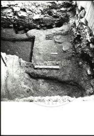 Φρέαρ 27. Η κατώτατη στρωματογραφία και οι διαμορφώσεις στον φυσικό βράχο.