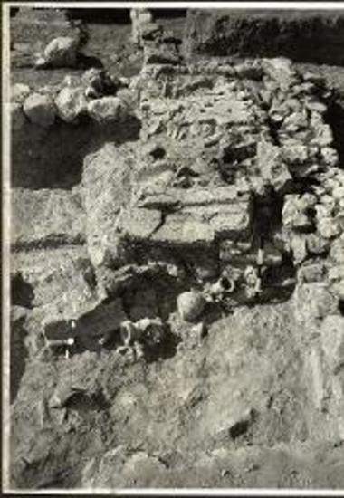 Ο κεραμεικός κλίβανος από Α. Διακρίνονται τα αγγεία προ του στομίου του, ως και η καλύπτουσα αυτό πλαξ (κατώφλιον).