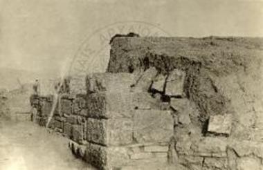 Άποψη της ανασκαφής (τοιχοδομία πύργου).