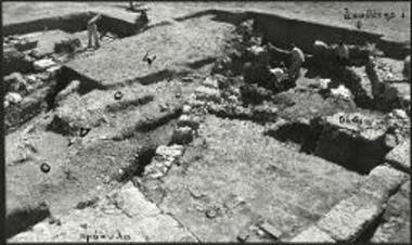 Άποψη του αρχαίου δρόμου από ΒΑ και μέρος των κτισμάτων δεξιά και αριστερά του.