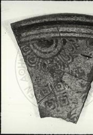 Αρχαία Άβδηρα. Αγρός Αβράμογλου. Από τον δρόμο μεταξύ των σπιτιών Β και Γ. Όστρακο πινακίου ανατολίζοντος ρυθμού (περί το 600 π.Χ.).