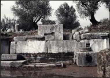 Βάθρο στο Αρτεμίσιο (Οίκο Κ)