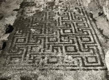 Βασιλική Αρχιερέως Πέτρου.  Τμήμα του ψηφιδωτού δαπέδου της νοτίας στοάς.