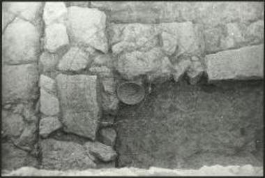 Άποψις του βορείου δωματίου του οστεοφυλακίου υπό το δάπεδον του δωματίου του πεσσού του θολωτού τάφου Β απ' Ανατολών.