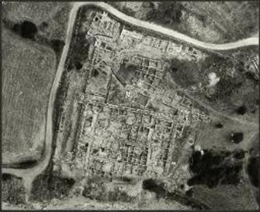 Μεσημβρία. Αεροφωτογραφία του περιτειχισμένου οικισμού και του προς Β. χώρου.