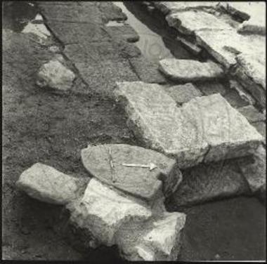 Αρχαία Άβδηρα. Ελλειψοειδής πλίνθος στη ΝΑ γωνία της αντηρίδας του βόρειου τείχους.