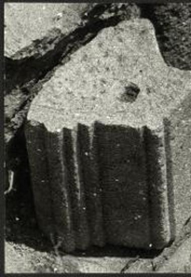 Ανασκαφή εις το Τηγάνι. Τεμάχιο γλυπτού.