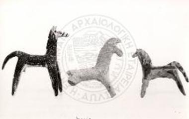 Ειδώλια ιππέα και ίππου του ΚΚ/34. Ο αρ. 16210 μελαμβαφής ίππος με εξηρημένη την κεφαλή. Ο αρ. 15915 ιππεύς της τεχνικής Β. Ο αρ. 15916 μικκύλος ίππος της Τανάγρα/Ομάδας 11. .