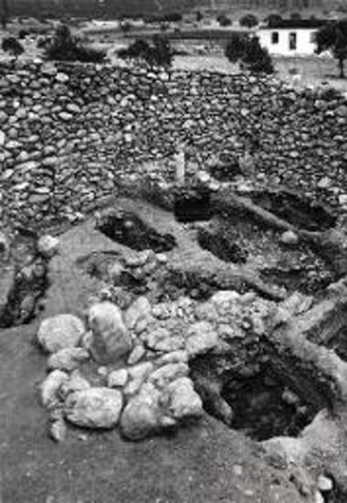 Συνολική φωτογραφία του ανασκαφέντος τμήματος του τύμβου των Πλαταιέων εκ ΝΑ.