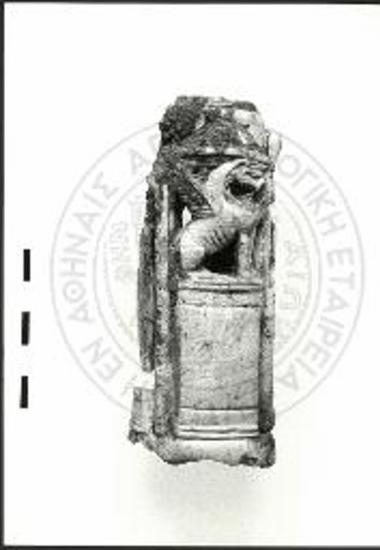 Ελεφαντοστέινο αμφίγλυφο από το οικοδομικό συγκρότημα στην ΝΑ κλιτύ.