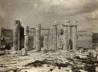 Προπύλαια. Προ των αναστηλωτικών έργων. Ανατολική πρόοψις? εις το βάθος ο τοίχος των θυρών.