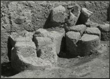 Σπόνδυλοι κιόνων από το Πεισιστράτειο Ναό του Ολυμπίου Διός.