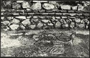 Τοίχος και μωσαϊκόν δάπεδον, β.